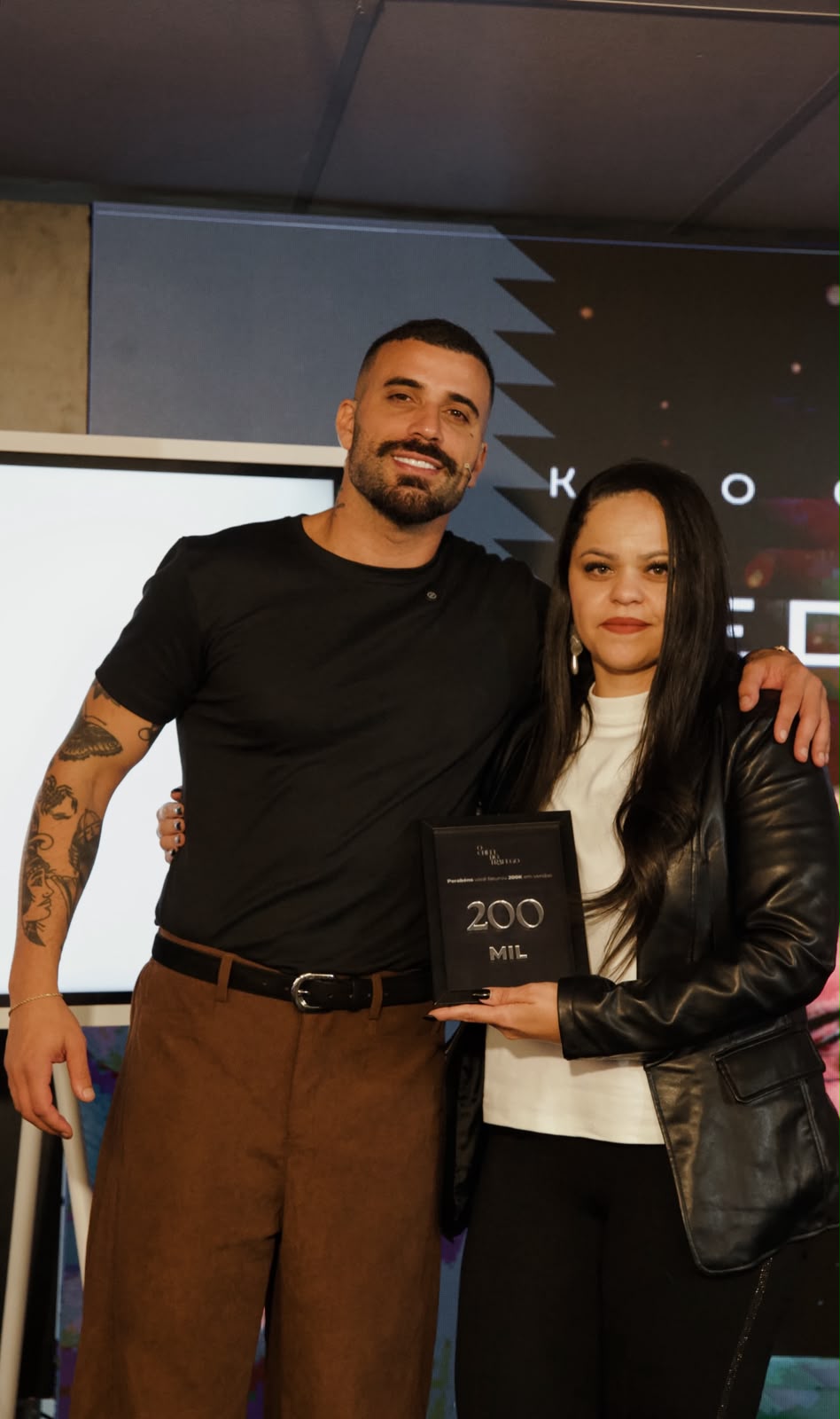 Mentorado recebendo placa de premiação