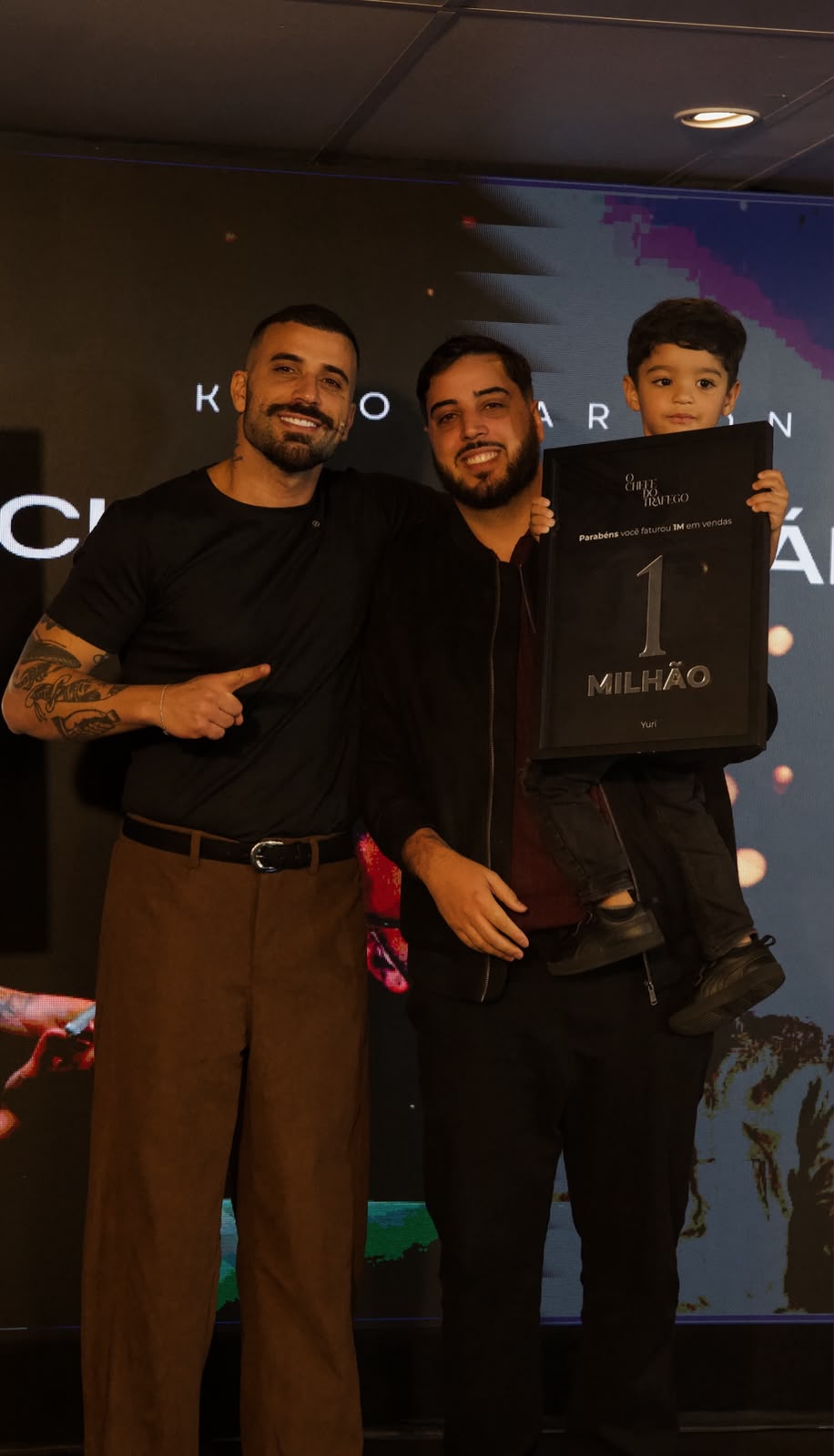 Mentorado recebendo placa de premiação