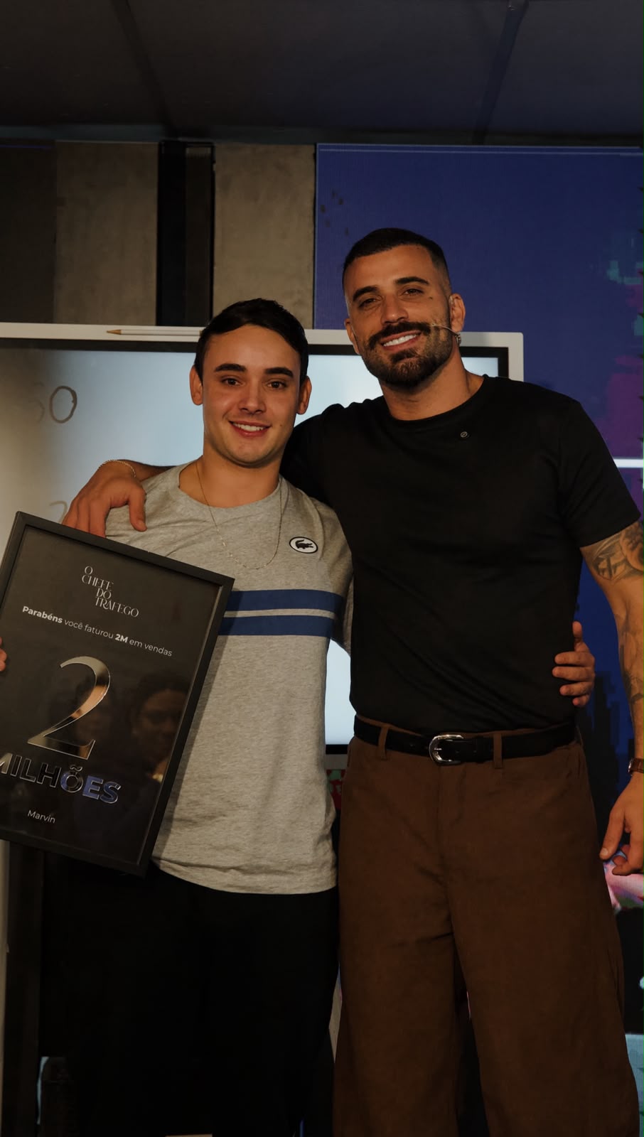 Mentorado recebendo placa de premiação