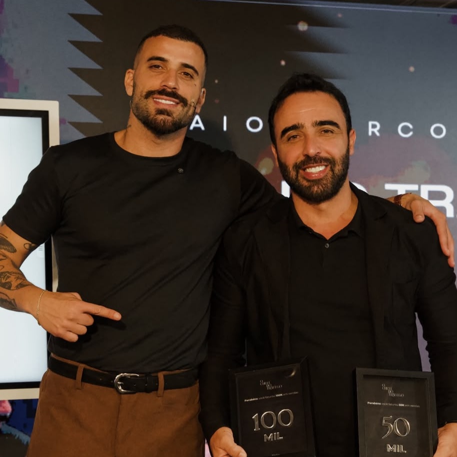 Mentorado recebendo placa de premiação