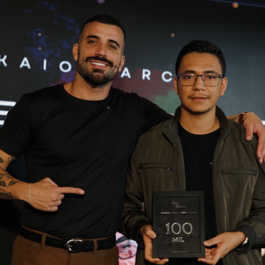 Mentorado recebendo placa de premiação