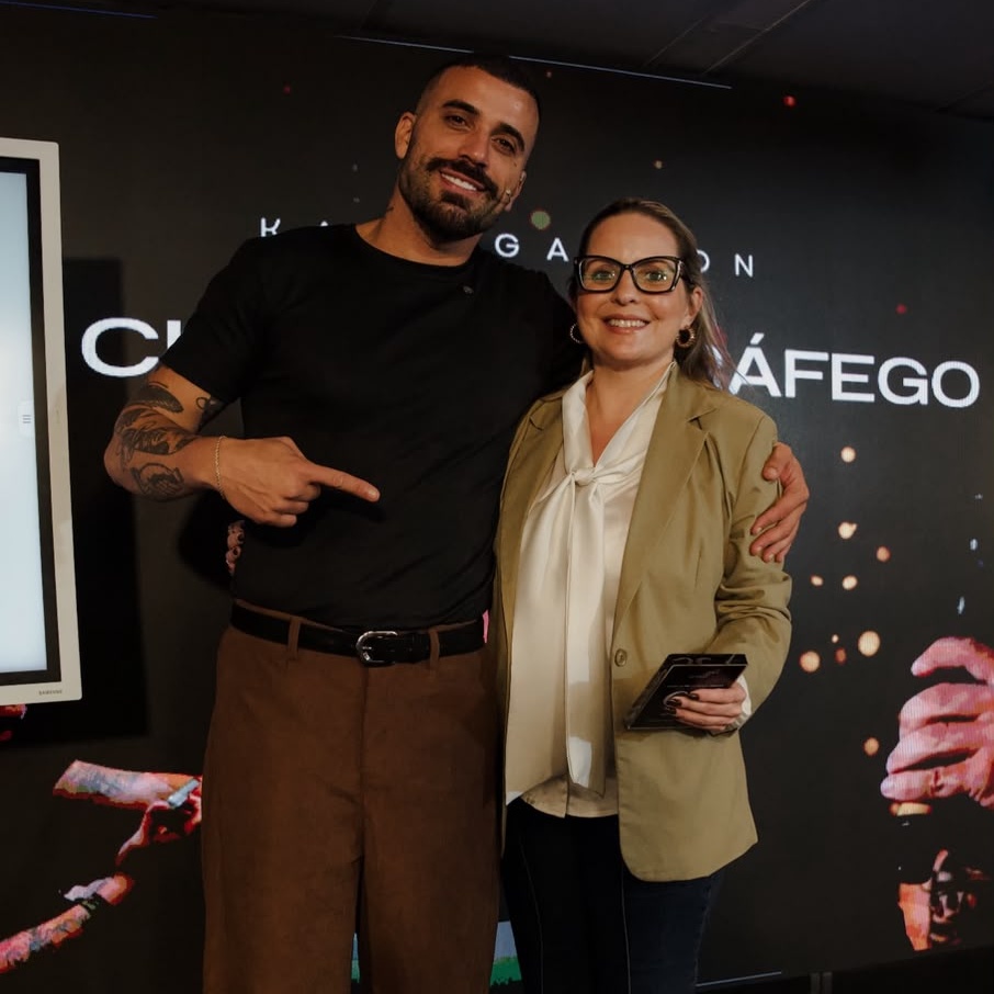 Mentorado recebendo placa de premiação